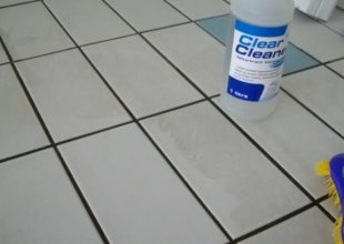 Nous voyons ici une bouteille Clear Cleaner sur un carrelage propre.