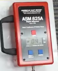 Un indicateur ASM 825A pour évaluer à quelle point une surface est glissante.