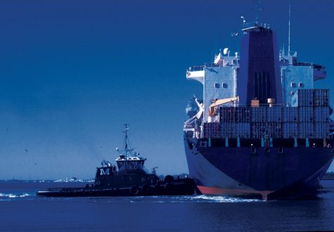 Deux bateaux sur la mer.