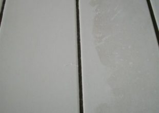 Un carrelage qui sera bientôt propre grâce à Clear Cleaner de Belzona.