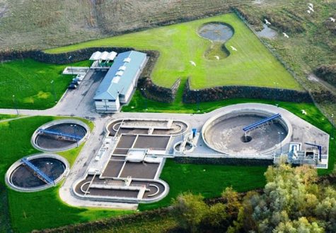 Une photo aérienne d'une usine de traitement d'eau.