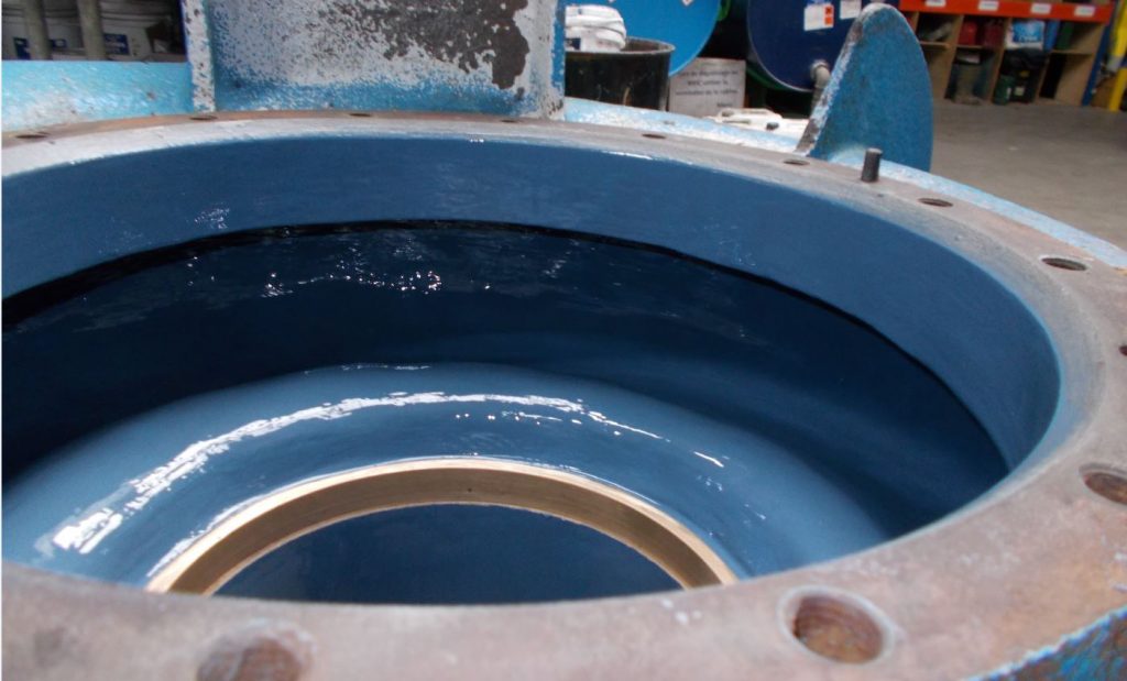 Nous voyons ici une des étapes de la reconstruction d'une pompe de centrifugeuse grâce au produit Belzona.
