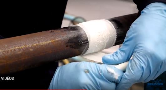 Cette image montre un tube en train d'être réparer grace au produit Belzona